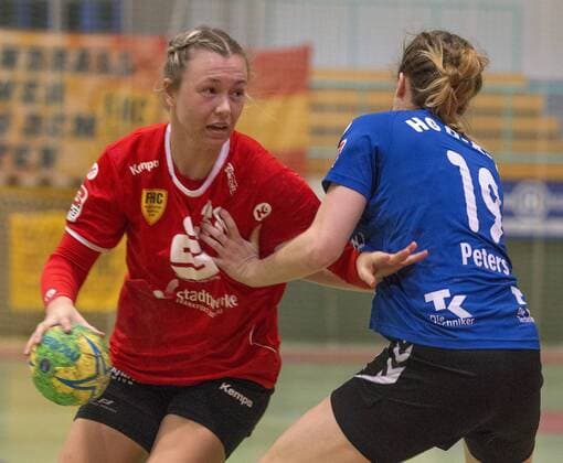 Frankfurt (Oder), 27.01.2018 - Brandenburghalle - 3. Bundesliga Frauen Nord Frankfurter HC vs HC: HG O-K-T 28 :17 Michelle Duerrwald versucht sich gegen Franziska Peters durchzusetzen. Miechelle war mit 7 Treffern gemeinsam mit Anja Ziemer ebenfalls 7 Treffer, erfolgreichste Torschuetzin.