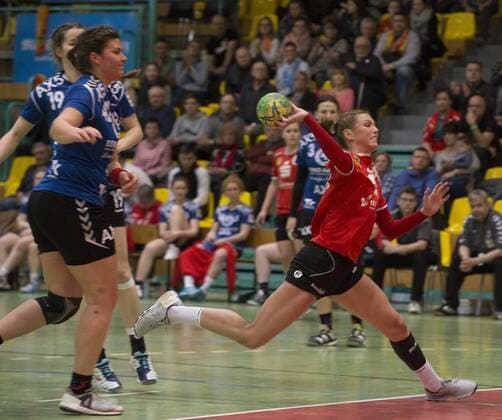 Frankfurt (Oder), 27.01.2018 - Brandenburghalle - 3. Bundesliga Frauen Nord Frankfurter HC vs HC: HG O-K-T 28 :17 Maria Heinke trifft in dieser Szene fuer den FHC. Das Nachsehen hat Caja Luebker (links).