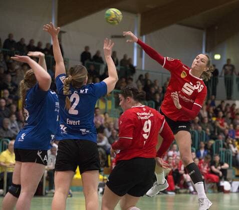 Frankfurt (Oder), 27.01.2018 - Brandenburghalle - 3. Bundesliga Frauen Nord Frankfurter HC vs HC: HG O-K-T 28 :17 Maria Heinke (echts) vom FHC ist zum Sprungwurf hochgestiegen und trifft mit diesem Wurf. Die Abwehr mit Anita Ewert(2) und Caja Luebker (links) haben das Nachsehen.