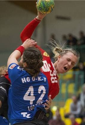 Themen der Woche - SPORT Bilder des Tages - SPORT Frankfurt (Oder), 27.01.2018 - Brandenburghalle - 3. Bundesliga Frauen Nord Frankfurter HC vs HC: HG O-K-T 28 :17 Die Frankfurterin Michelle Duerrwald im Zweikampf mit Caja Luebker (42).