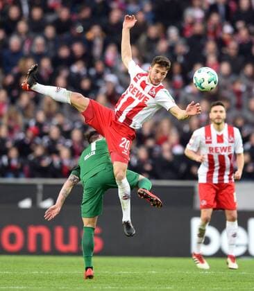 Themen der Woche - SPORT Bilder des Tages - SPORT 1. FC Köln - FC Augsburg 27.01.2018. Salih Özcan (Köln) fliegt über Marcel Heller (FCA). *** 1. FC Cologne FC Augsburg 27 01 2018 s Acharya Cologne flies about Marcel Heller FCA HM