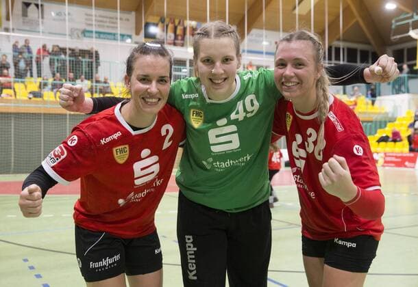 Frankfurt (Oder), 27.01.2018 - Brandenburghalle - 3. Bundesliga Frauen Nord Frankfurter HC vs HC: HG O-K-T 28 :17 Freude bei Spielschluß Anja Ziemer, Mady Schneider und Michelle Duerrwald, v.l.n.r. zaehlten zu den besten FHC-Spielerinnen. Anja und Michelle erzielten jeweils 7 Treffer fuer ihre Mannschaft