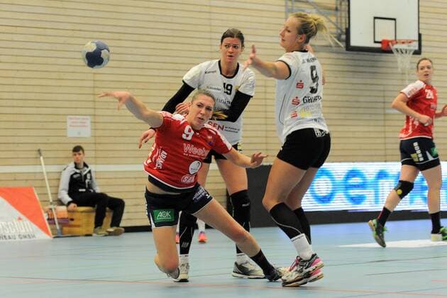 Sarah Neubrander (SG H2Ku Herrenberg Kuties 9) gegen Lea Gruber (FSG Waiblingen Korb 9) Handball,Frauen,2.Bundesliga,27.01.2018, Foto:TBaur Eibner Waiblingen Copyright: xEibner-Pressefotox EP_Toba