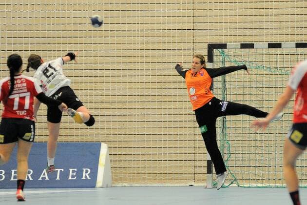 Monika Lide (SG H2Ku Herrenberg Kuties 12) im Tor gegen Louisa de Bellis (FSG Waiblingen Korb 21) Handball,Frauen,2.Bundesliga,27.01.2018, Foto:TBaur Eibner Waiblingen Copyright: xEibner-Pressefotox EP_Toba