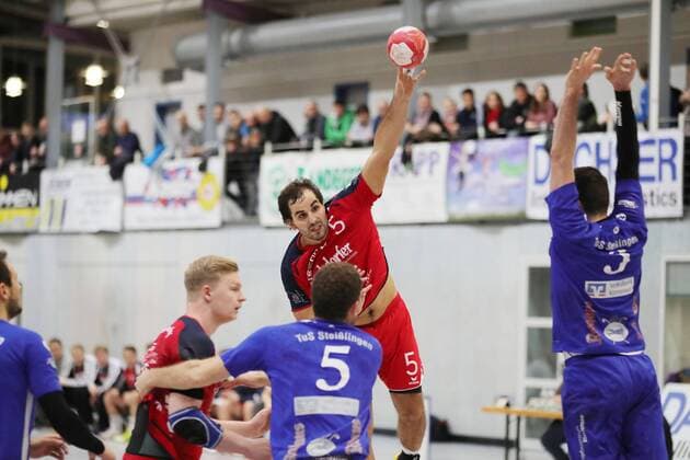 Herren BWOL TuS Steißlingen - SG H2Ku Herrenberg 26:27. Christian Rau (SG) beim Wurf, Maurice Wildör rechts (TUS) versucht zu blocken. Steißlingen Copyright: xPeterxPisax Eibner-Pressefotox EP_ppa