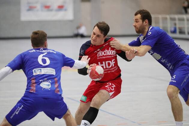 Herren BWOL TuS Steißlingen - SG H2Ku Herrenberg 26:27. Dominik Rose mitte (SG) versucht sich gegen Manuel Wangler ( 6 TUS) und Stefan Maier ( 5 TUS) durchzusetzen. Steißlingen Copyright: xPeterxPisax Eibner-Pressefotox EP_ppa