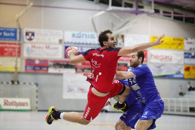 Herren BWOL TuS Steißlingen - SG H2Ku Herrenberg 26:27. Christian Rau (SG) beim Wurf,rechts Stefan Maier 5 und Manuel Wangler 6 (TUS). Steißlingen Copyright: xPeterxPisax Eibner-Pressefotox EP_ppa