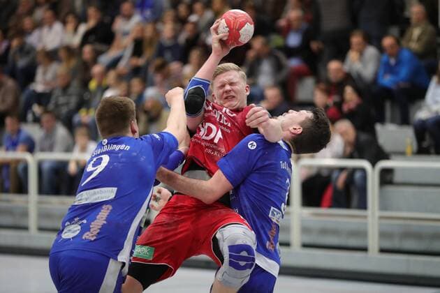 Herren BWOL TuS Steißlingen - SG H2Ku Herrenberg 26:27. Sascha Marquardt mitte (SG) gegen Lenny Schenk 9 und Maurice Wildör 3 TUS. Steißlingen Copyright: xPeterxPisax Eibner-Pressefotox EP_ppa