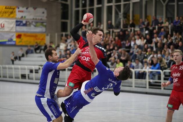 Herren BWOL TuS Steißlingen - SG H2Ku Herrenberg 26:27. Dominik Rose (SG) am Ball gegen Stefan Maier links (TUS) und Maurice Wildöer ( 3 TUS) Steißlingen Copyright: xPeterxPisax Eibner-Pressefotox EP_ppa