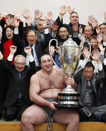 Themen der Woche - SPORT Bilder des Tages - SPORT New Year Grand Sumo Champion Tochinoshin Georgian maegashira Tochinoshin (C) celebrates with his first championship trophy on the final day of the New Year Grand Sumo Tournament at Ryogoku Kokugikan in Tokyo on Jan. 28, 2018. 