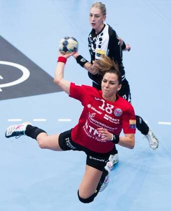 27-01-2018 Nordhausen Champions League Frauen THC Erfurt Bad Langensalza : SG BBM Bietigheim vorn Iveta Luzumova 18(Thueringer HC ) und Luisa Schulz 13 ( SG BBM Bietigheim ) Aktion