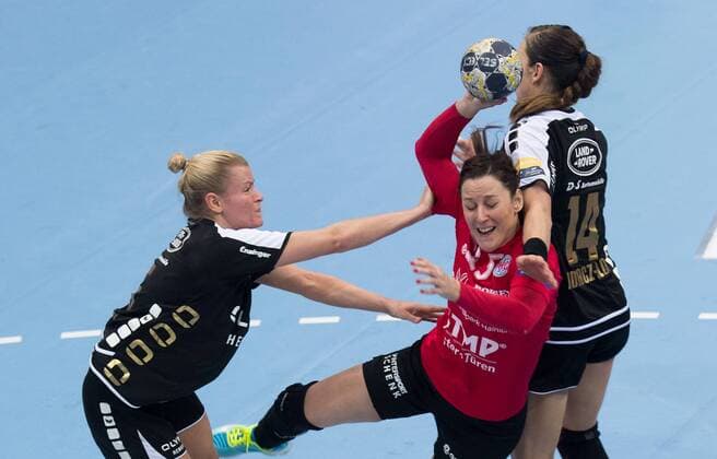 27-01-2018 Nordhausen Champions League Frauen THC Erfurt Bad Langensalza : SG BBM Bietigheim v.l.Valentyna Salamakha 23 ( SG BBM Bietigheim ) , Macarena Aguilar Diaz 15(Thueringer HC) und Karolina Kudlacz -Gloc 14 ( SG BBM Bietigheim ) Aktion
