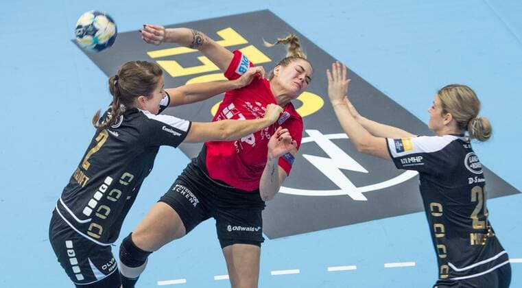 27-01-2018 Nordhausen Champions League Frauen THC Erfurt Bad Langensalza : SG BBM Bietigheim v.l.Mia Biltoft 02 ( SG BBM Bietigheim ), Beate Scheffknecht 04 (Thueringer HC)und Angela Malestein 26 ( SG BBM Bietigheim ) Aktion