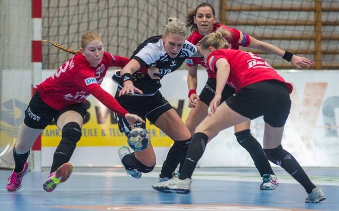 27-01-2018 Nordhausen Champions League Frauen THC Erfurt Bad Langensalza : SG BBM Bietigheim v.l.Meike Schmelzer 13(Thueringer HC), Luisa Schulz 13 ( SG BBM Bietigheim ), Iveta Luzumova 18(Thueringer HC )und Saskia Lang 05 (Thueringer HC) Aktion