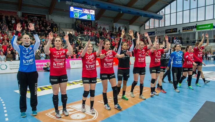 27-01-2018 Nordhausen Champions League Frauen THC Erfurt Bad Langensalza : SG BBM Bietigheim Die THC Spielerinnen feiern den Sieg . Aktion