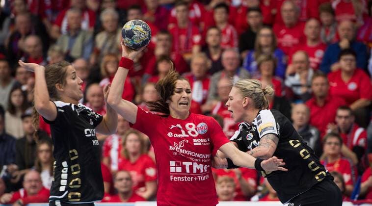27-01-2018 Nordhausen Champions League Frauen THC Erfurt Bad Langensalza : SG BBM Bietigheim v.l. Mia Biltoft 02 ( SG BBM Bietigheim ) , Iveta Luzumova 18(Thueringer HC ) und Luisa Schulz 13 ( SG BBM Bietigheim ) Aktion