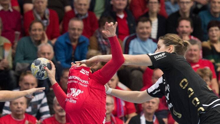 27-01-2018 Nordhausen Champions League Frauen THC Erfurt Bad Langensalza : SG BBM Bietigheim v.l.Macarena Aguilar Diaz 15(Thueringer HC) und Ines Ivanocok 09 ( SG BBM Bietigheim ) Aktion