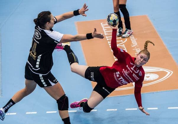 27-01-2018 Nordhausen Champions League Frauen THC Erfurt Bad Langensalza : SG BBM Bietigheim v.l.Charris Rozemalen 04 ( SG BBM Bietigheim )und Meike Schmelzer 13(Thueringer HC) Aktion