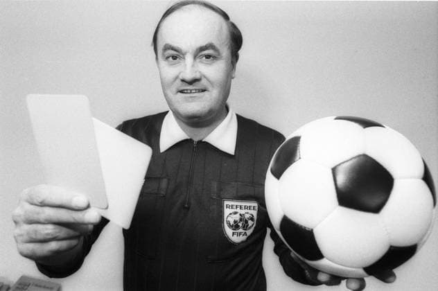 Volker Roth (Fußballschiedsrichter) 02 86 rag Volker Roth im Februar 1986 Deutschland deutsch Deutscher Mann Fußball Schiedsrichter FIFA Kaufmann Diplom Sanitärhändler einziger deutscher WM-86-Schiedsrichter vorbereiten Reise Reisevorbereitung für Mexiko Weltmeisterschaft Fußballweltmeisterschaft Trikot Trainertrikot gelbe rote Karte Karten verwarnen Verwarnung privat Homestory german soccer referee quer halb Portrait lächelnd Ball sw