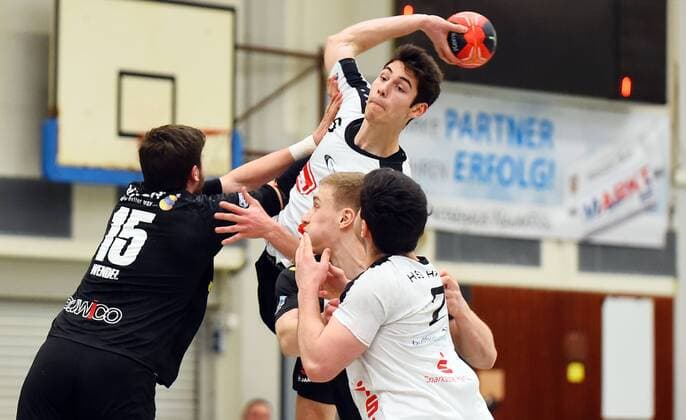 28.01.2018, xpsx, Handball A-Jugend 1.Bundesliga, HSG Hanau - HC 2000 Coburg v.l. Nils Wendel (Coburg), Nino Jedinak (Hanau) Hanau Hessen Deutschland