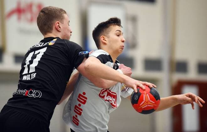 28.01.2018, xpsx, Handball A-Jugend 1.Bundesliga, HSG Hanau - HC 2000 Coburg v.l. Jonas Walter (Coburg), Tarek Marschall (Hanau) Hanau Hessen Deutschland