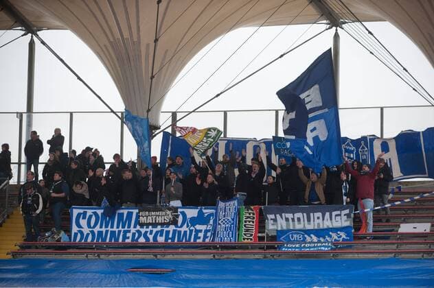 Fußball, Stadiongeschichte VfB Oldenburg GER, Regionalliga Nord, VfB Oldenburg vs Lüneburger Klub 28.01.2018, Marschwegstadion, Oldenburg, GER, Regionalliga Nord, VfB Oldenburg vs Lüneburger Sport-Klub, im Bild in Aktion die VfB Fans auf der Tribuen (VfB Oldenburg Fans)