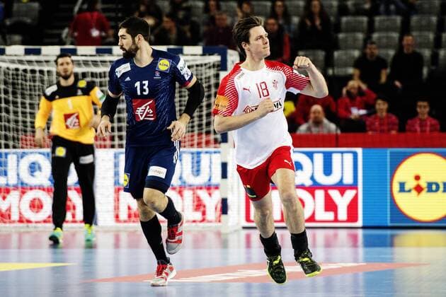 180128 Danmarks Hans Lindberg jublar bredvid Frankrikes Nikola Karabatic under bronsmatchen mellan Danmark och Frankrike under Handbolls-EM 2018 den 28 januari 2018 i Zagreb. Copyright: FREDRIKxVARFJELL BB180128FV005
