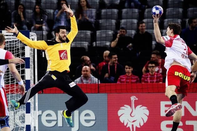 Bilder des Tages - SPORT 180128 Danmarks Niclas Kirkelokke skjuter mot Frankrikes malvakt Cyril Dumoulin under bronsmatchen mellan Danmark och Frankrike under Handbolls-EM 2018 den 28 januari 2018 i Zagreb. Copyright: FREDRIKxVARFJELL BB180128FV009