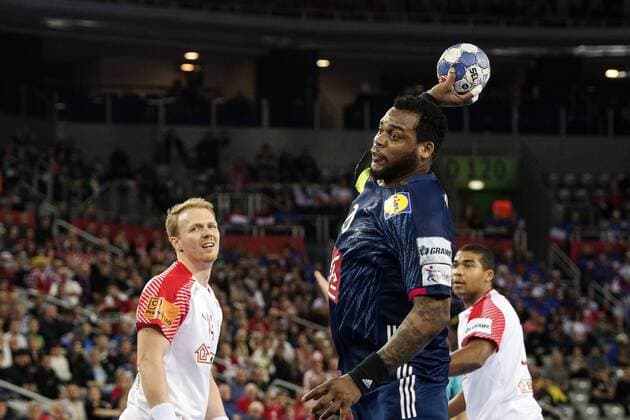 180128 Danmarks Anders Zachariassen ser Frankrikes Cedric Sorhaindo hoppar och skjuter under bronsmatchen mellan Danmark och Frankrike under Handbolls-EM 2018 den 28 januari 2018 i Zagreb. Copyright: FREDRIKxVARFJELL BB180128FV010