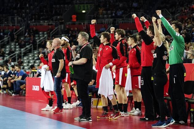 180128 Danmarks Förbundskapten Nikolaj Jacobsen och spelarna pa bänken jublar under bronsmatchen mellan Danmark och Frankrike under Handbolls-EM 2018 den 28 januari 2018 i Zagreb. Copyright: FREDRIKxVARFJELL BB180128FV011