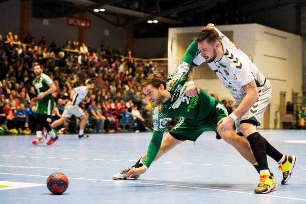 Handball Arena Jena am 28.1.2018 Testspiel v.li. im Duell um den Ball Tobias Rivesjö (DHfK Leipzig) gegen Johan Koch (Füchse Berlin). Sparkassen Arena Jena