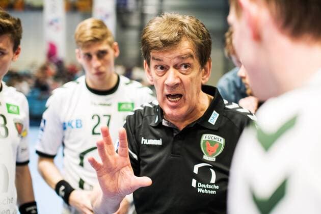 Handball Arena Jena am 28.1.18 Testspiel DHjK Leipzig vs Füchse Berlin Füchse Berlin Trainer Velimir Petkovic bei der Ansprache an sein Team Sparkassen Arena Jena