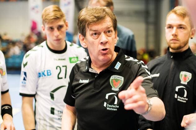Handball Arena Jena am 28.1.18 Testspiel DHjK Leipzig vs Füchse Berlin Füchse Berlin Trainer Velimir Petkovic bei der Ansprache an sein Team Sparkassen Arena Jena