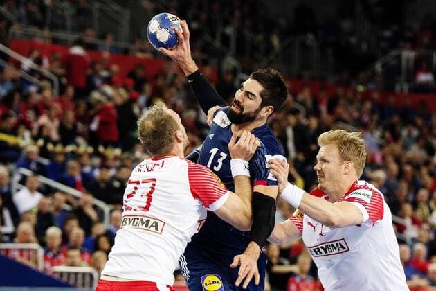 180128 Danmarks Henrik Toft Hansen och Anders Zachariassen försvarar mot Frankrikes Nikola Karabatic under bronsmatchen mellan Danmark och Frankrike under Handbolls-EM 2018 den 28 januari 2018 i Zagreb. Copyright: FREDRIKxVARFJELL BB180128FV014