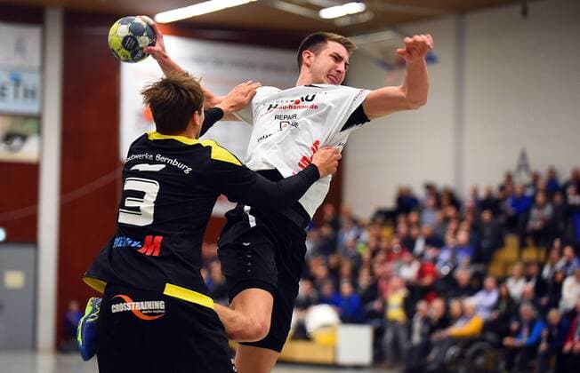 28.01.2018, xpsx, Handball 3.Liga, HSG Hanau - SV Anhalt Bernburg v.l. Steffen Cieszynski (Bernburg), Marc Strohl (Hanau) Hanau Hessen Deutschland