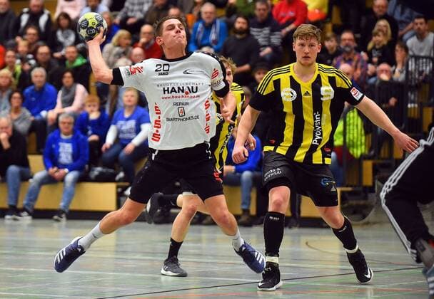 28.01.2018, xpsx, Handball 3.Liga, HSG Hanau - SV Anhalt Bernburg v.l. Marius Brüggemann (Hanau), Tim Ackermann (Bernburg) Hanau Hessen Deutschland