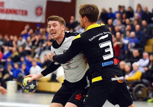 28.01.2018, xpsx, Handball 3.Liga, HSG Hanau - SV Anhalt Bernburg v.l. Jan-Eric Ritter (Hanau), Steffen Cieszynski (Bernburg) Hanau Hessen Deutschland