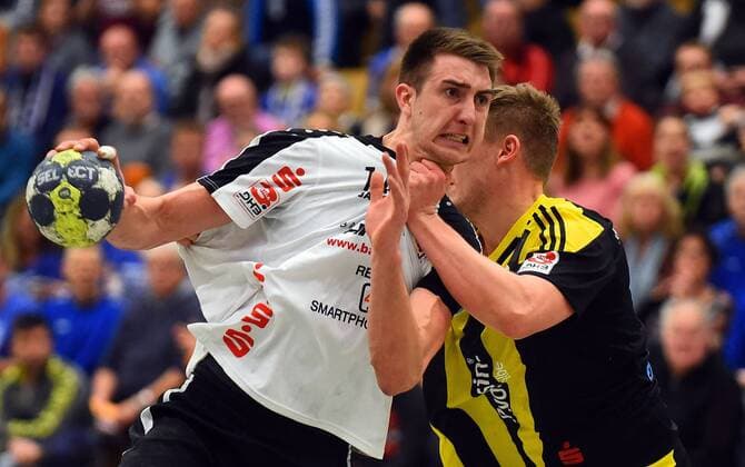 Bilder des Tages - SPORT 28.01.2018, xpsx, Handball 3.Liga, HSG Hanau - SV Anhalt Bernburg v.l. Marc Strohl (Hanau), Tim Ackermann (Bernburg) Hanau Hessen Deutschland