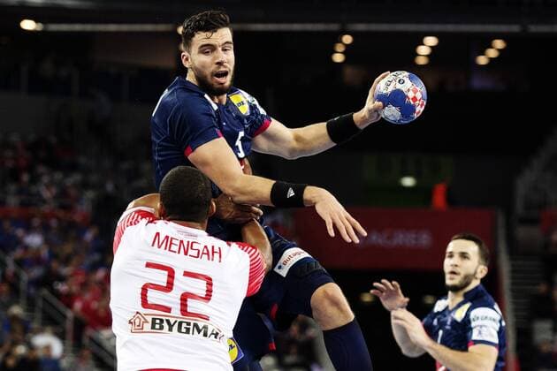 180128 Frankrikes Nedim Remili i kamp med Danmarks Mads Mensah Larsen under bronsmatchen mellan Danmark och Frankrike under Handbolls-EM 2018 den 28 januari 2018 i Zagreb. Copyright: FREDRIKxVARFJELL BB180128FV021
