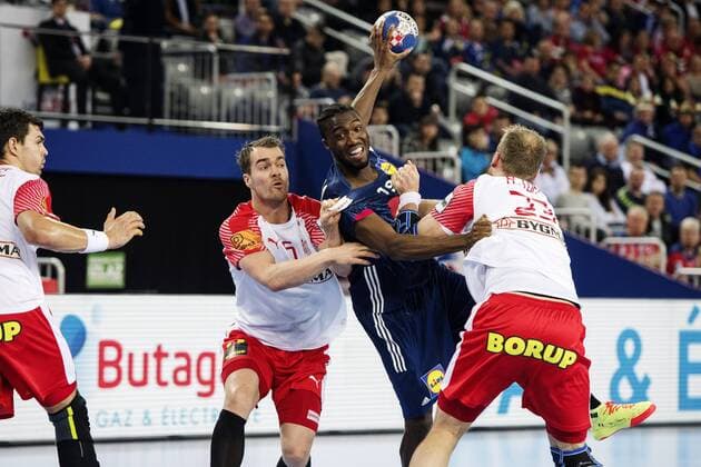180128 Danmarks Casper U. Mortensen och Henrik Toft Hansen försvarar mot Frankrikes Luc Abalo under bronsmatchen mellan Danmark och Frankrike under Handbolls-EM 2018 den 28 januari 2018 i Zagreb. Copyright: FREDRIKxVARFJELL BB180128FV025