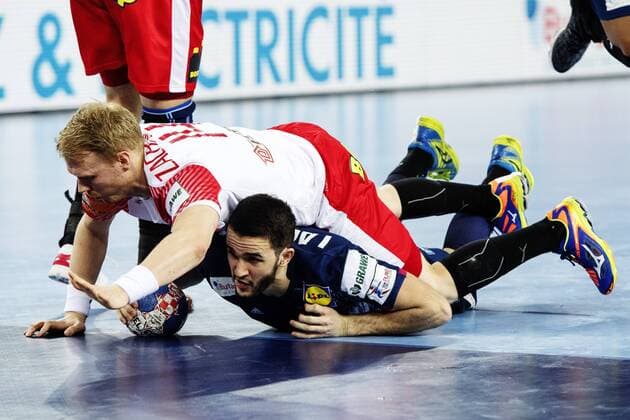180128 Danmarks Anders Zachariassen hamnar ovanpa Frankrikes Romain Lagarde under bronsmatchen mellan Danmark och Frankrike under Handbolls-EM 2018 den 28 januari 2018 i Zagreb. Copyright: FREDRIKxVARFJELL BB180128FV035