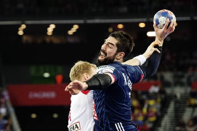180128 Frankrikes Nikola Karabatic i kamp med Danmarks Anders Zachariassen under bronsmatchen mellan Danmark och Frankrike under Handbolls-EM 2018 den 28 januari 2018 i Zagreb. Copyright: FREDRIKxVARFJELL BB180128FV038