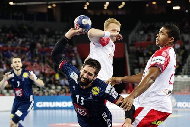 180128 Danmarks Anders Zachariassen och Mads Mensah Larsen försvarar mot Frankrikes Nikola Karabatic under bronsmatchen mellan Danmark och Frankrike under Handbolls-EM 2018 den 28 januari 2018 i Zagreb. Copyright: FREDRIKxVARFJELL BB180128FV040
