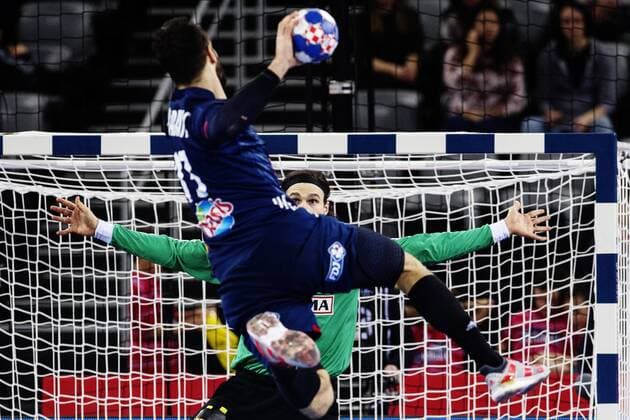 180128 Frankrikes Nikola Karabatic hoppar och skjuter mot Danmarks malvakt Jannick Green Krejberg under bronsmatchen mellan Danmark och Frankrike under Handbolls-EM 2018 den 28 januari 2018 i Zagreb. Copyright: FREDRIKxVARFJELL BB180128FV041