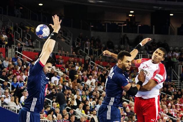 180128 Danmarks Mads Mensah Larsen skjuter förbi Frankrikes Nedim Remili och Adrien Dipanda och gör mal under bronsmatchen mellan Danmark och Frankrike under Handbolls-EM 2018 den 28 januari 2018 i Zagreb. Copyright: FREDRIKxVARFJELL BB180128FV042