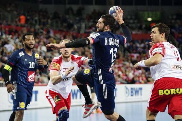 180128 Danmarks Henrik Toft Hansen och Rasmus Lauge Schmidt försvarar mot Frankrikes Nikola Karabatic som skjuter under bronsmatchen mellan Danmark och Frankrike under Handbolls-EM 2018 den 28 januari 2018 i Zagreb. Copyright: FREDRIKxVARFJELL BB180128FV046