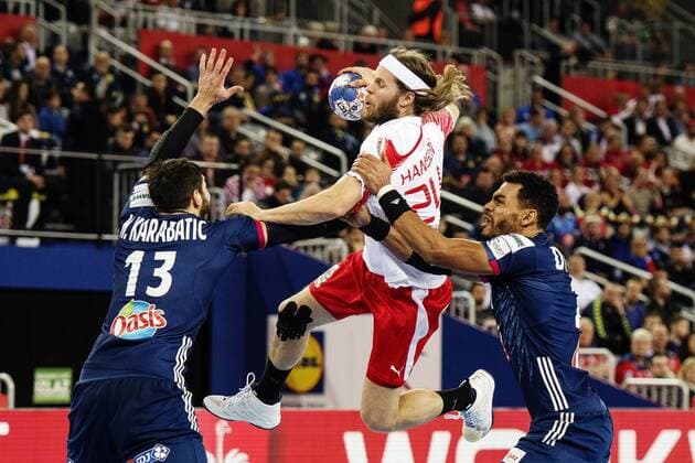 180128 Frankrikes Nikola Karabatic och Adrien Dipanda försvarar mot Danmarks Mikkel Hansen under bronsmatchen mellan Danmark och Frankrike under Handbolls-EM 2018 den 28 januari 2018 i Zagreb. Copyright: FREDRIKxVARFJELL BB180128FV051