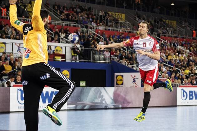 180128 Frankrikes malvakt Cyril Dumoulin far ett skott fran Danmarks Casper U. Mortensen under bronsmatchen mellan Danmark och Frankrike under Handbolls-EM 2018 den 28 januari 2018 i Zagreb. Copyright: FREDRIKxVARFJELL BB180128FV053