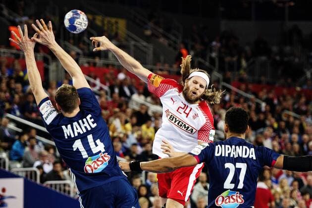 Themen der Woche - SPORT Bilder des Tages - SPORT 180128 Frankrikes Kentin Mahe och Adrien Dipanda försvarar mot skjutande Danmarks Mikkel Hansen under bronsmatchen mellan Danmark och Frankrike under Handbolls-EM 2018 den 28 januari 2018 i Zagreb. Copyright: FREDRIKxVARFJELL BB180128FV056