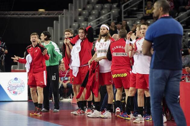 180128 Danmarks spelare pa bänken reagerar under bronsmatchen mellan Danmark och Frankrike under Handbolls-EM 2018 den 28 januari 2018 i Zagreb. Copyright: FREDRIKxVARFJELL BB180128FV064